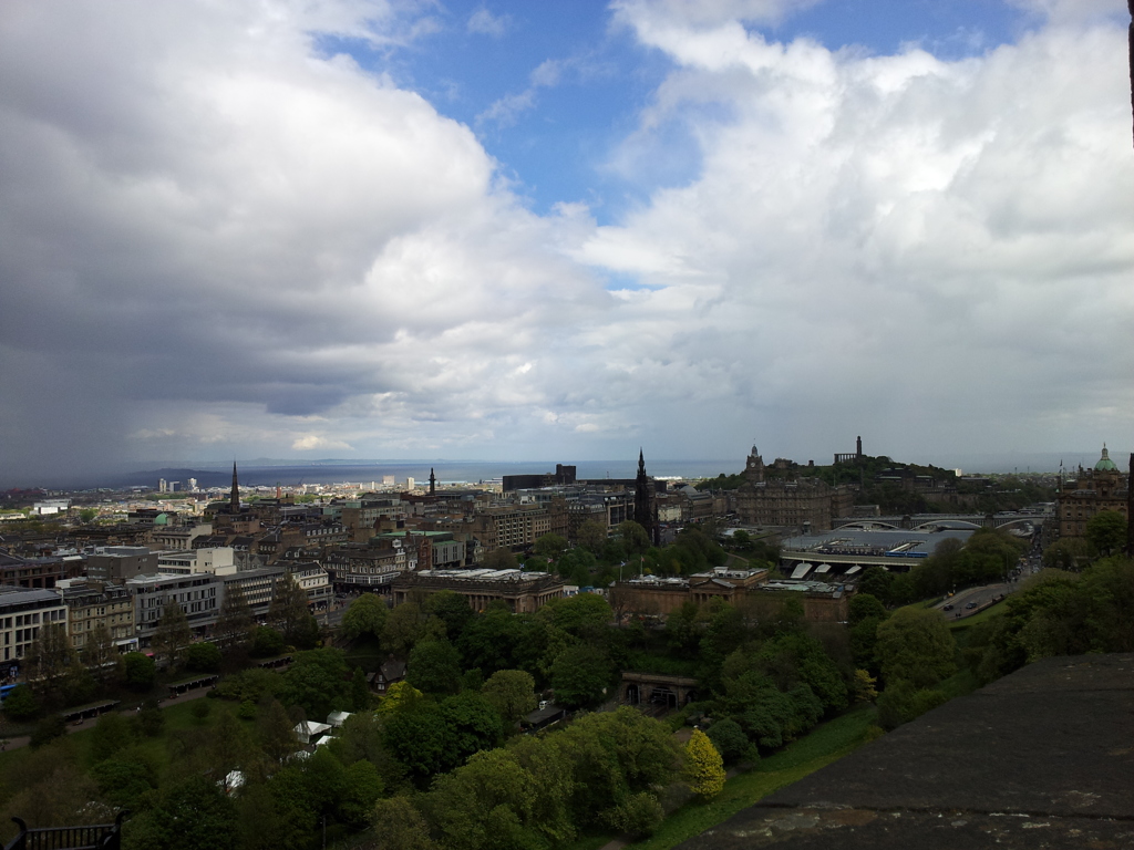 2016/05/21_エディンバラ城から新市街とフォース湾を望む