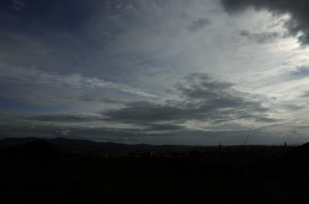 2016/05/20_アーサーズ・シートからエディンバラ旧市街を望む