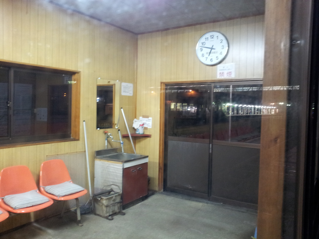 2016/11/13_夜の津軽五所川原駅 待合室