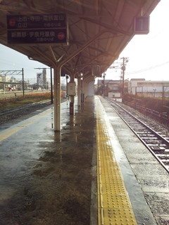 2016/12/09_雨上がりの新魚津駅