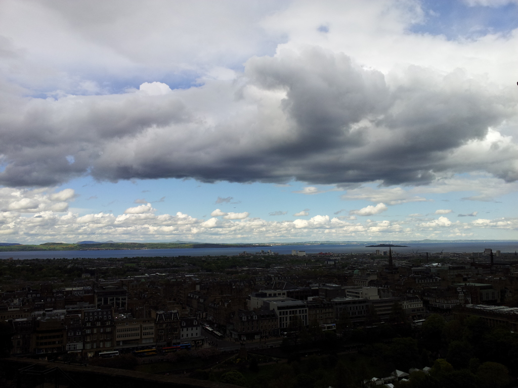 2016/05/21_エディンバラ城から新市街とフォース湾を望む