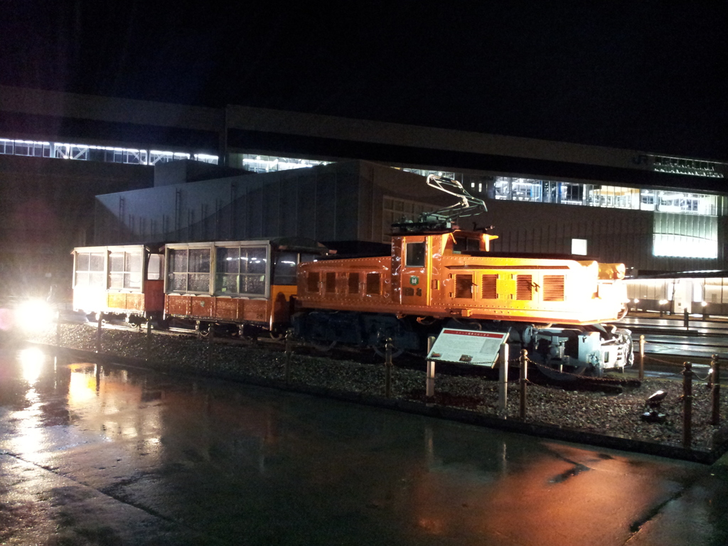 2017/01/11_夜、雨上がりの新黒部駅前トロッコ電車