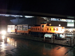 2017/01/11_夜、雨上がりの新黒部駅前トロッコ電車