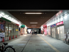 2019/04/13_夜の福井駅通路