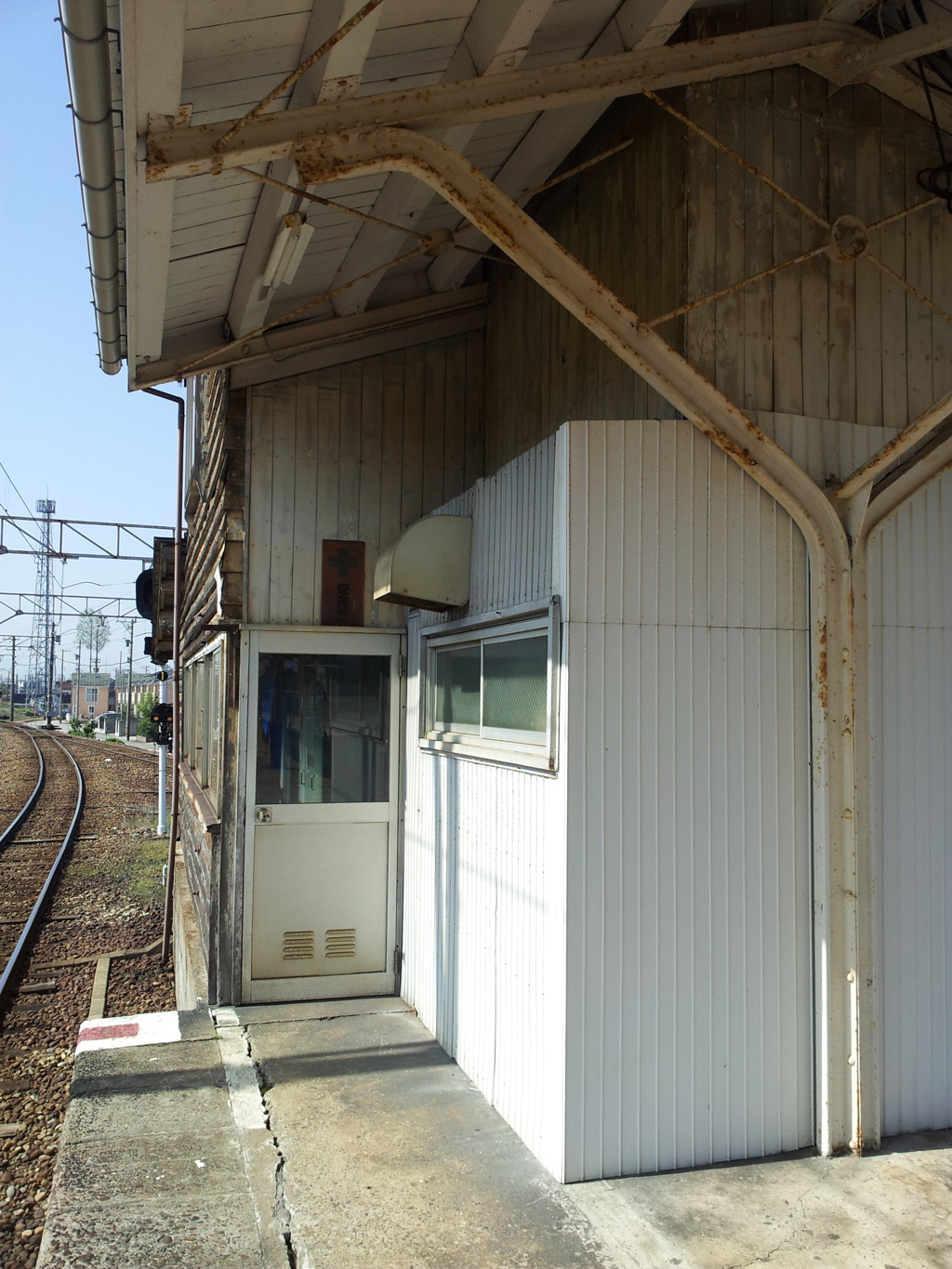 2018/04/21_新魚津駅ホーム端の小屋