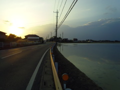 2017/06/11_夕暮れの道と水田に雲