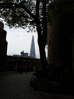 2016/05/19_ロンドン塔から現代建築物を望む