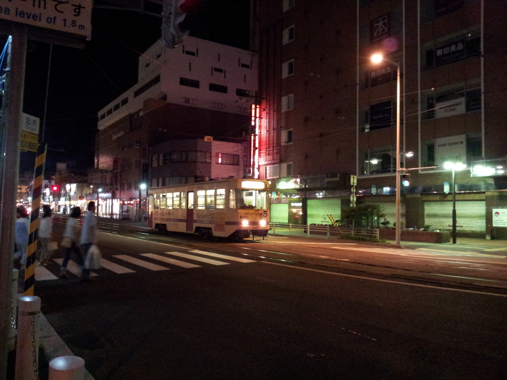 2016/08/12_夜の函館の路面電車