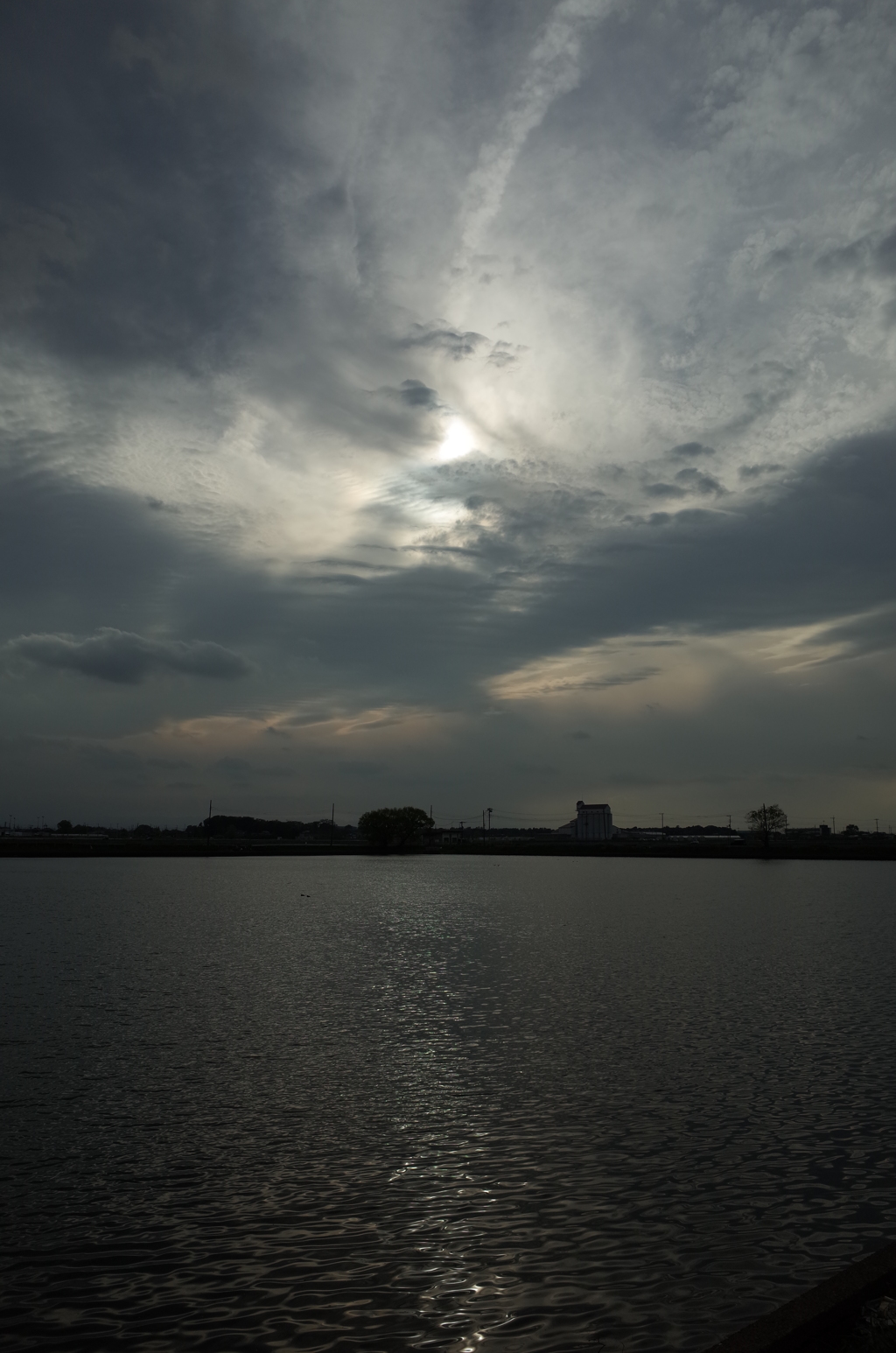 2016/04/18_曇天の溜め池