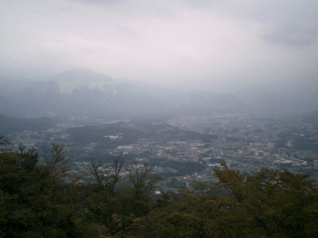 2015/09/05_美の山公園から曇天の武甲山と秩父市街を望む