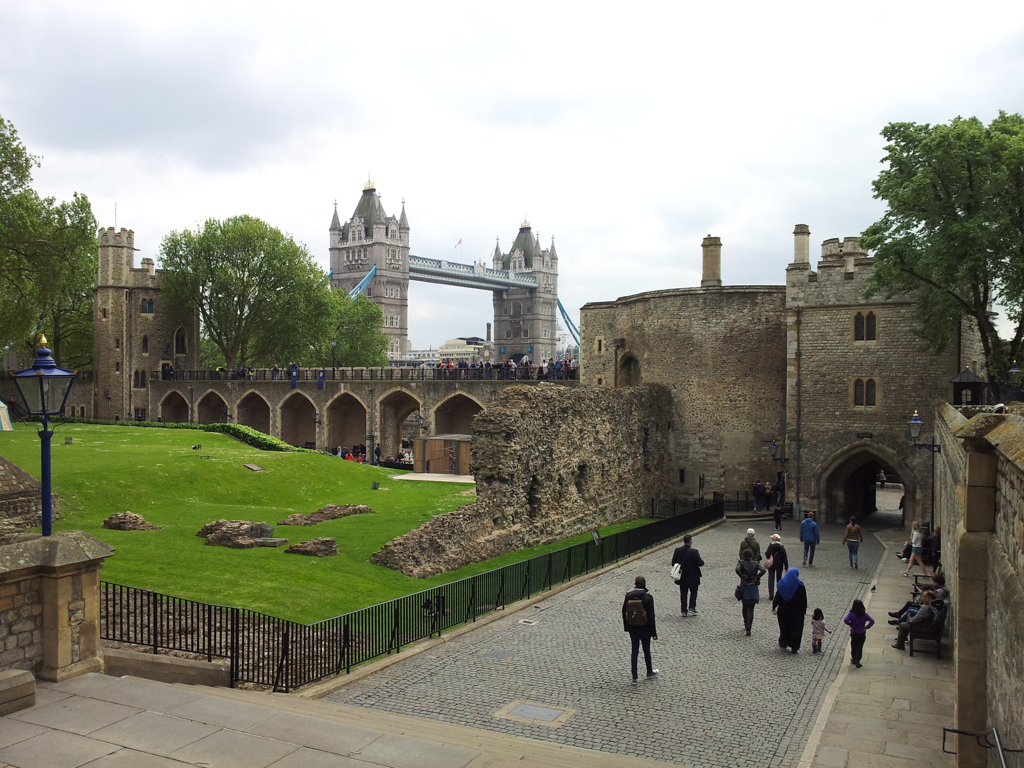 2016/05/19_ロンドン塔からタワー・ブリッジを望む