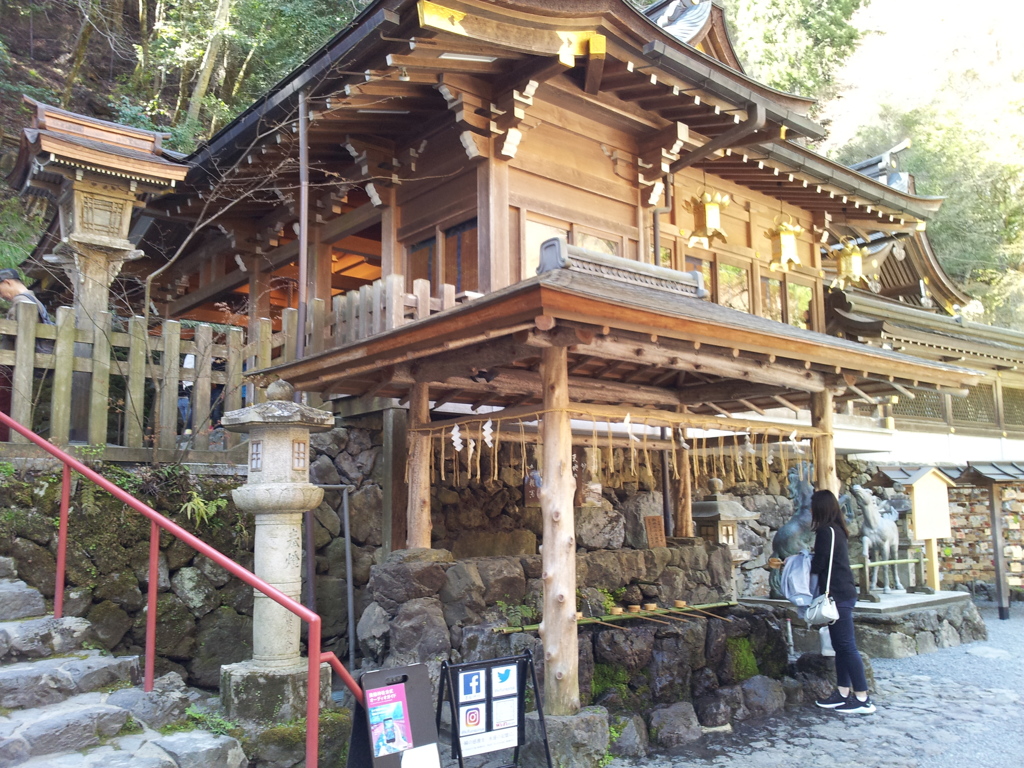 2019/04/13_貴船神社 本宮 手水舎と拝殿