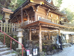 2019/04/13_貴船神社 本宮 手水舎と拝殿