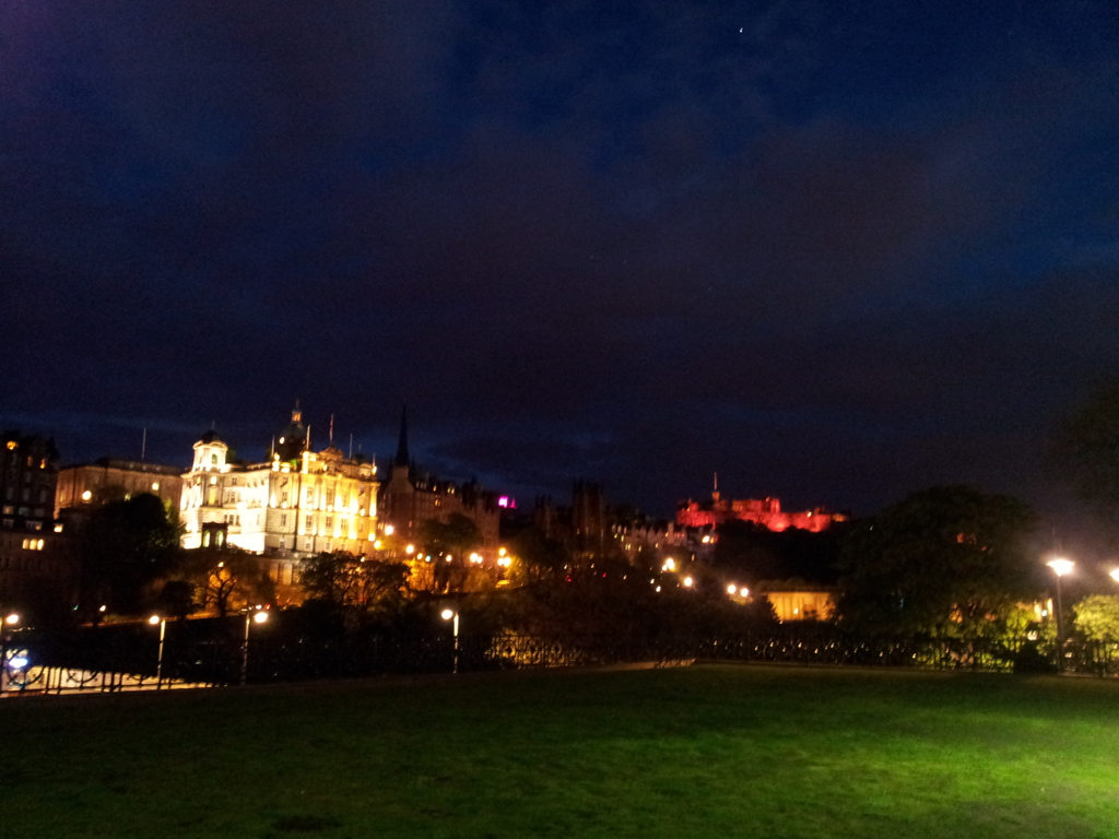 2016/05/21_ウェイバリー駅から夜の旧市街を望む