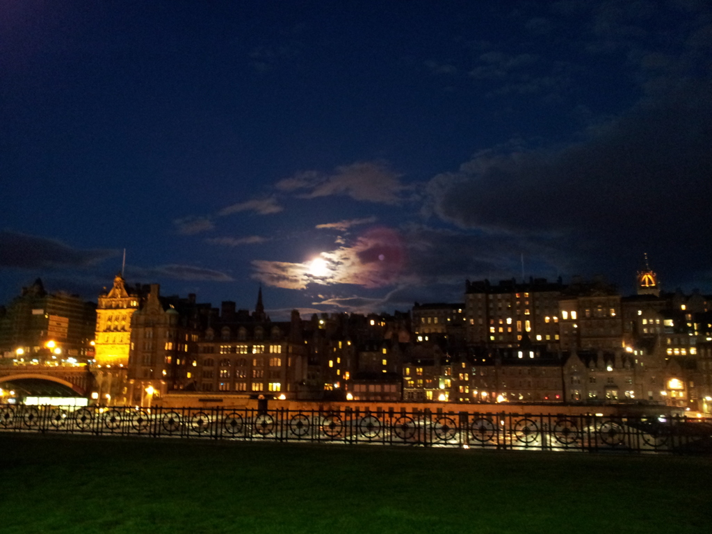 2016/05/21_ウェイバリー駅から夜の旧市街を望む