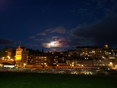 2016/05/21_ウェイバリー駅から夜の旧市街を望む