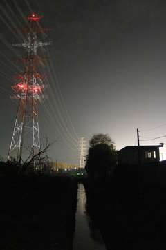 2014/11/24_夜の鉄塔と用水路