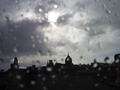 2016/05/21_ホテルの窓から雨上がりのエディンバラ旧市街を望む