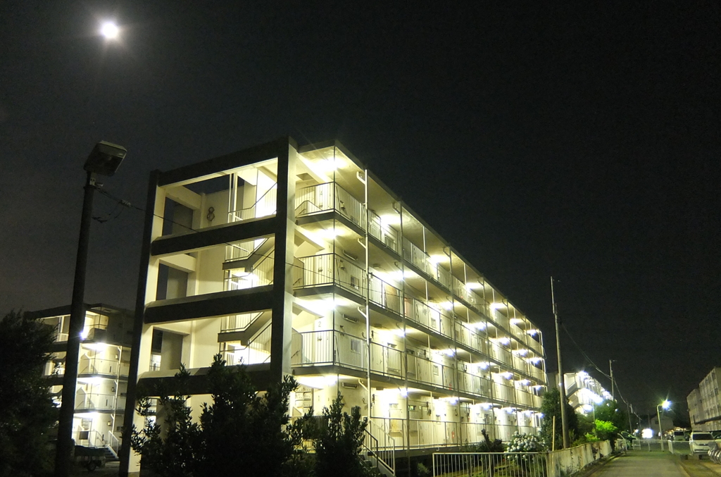 2014/06/14_夜の雇用促進住宅と月