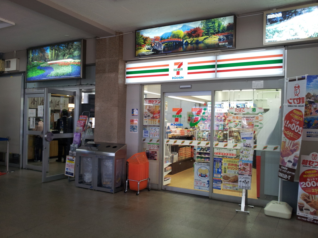 2017/05/18_武生駅のセブン・イレブンと蕎麦屋