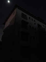 2017/05/06_誰もいない団地に月