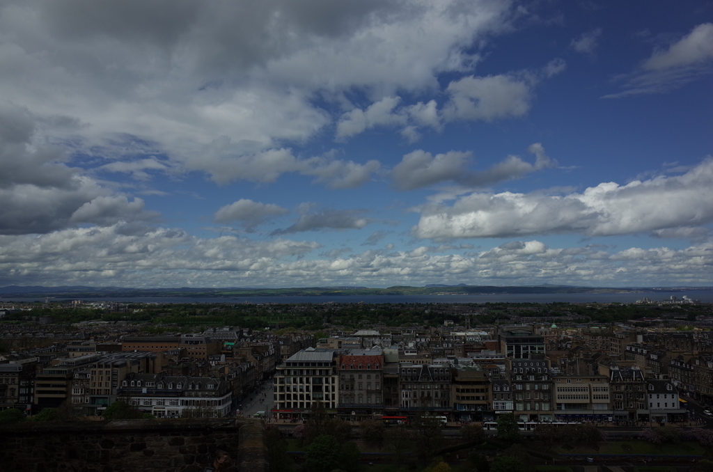 2016/05/21_エディンバラ城から新市街とフォース湾を望む
