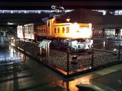 2017/01/11_夜、雨上がりの新黒部駅前トロッコ電車