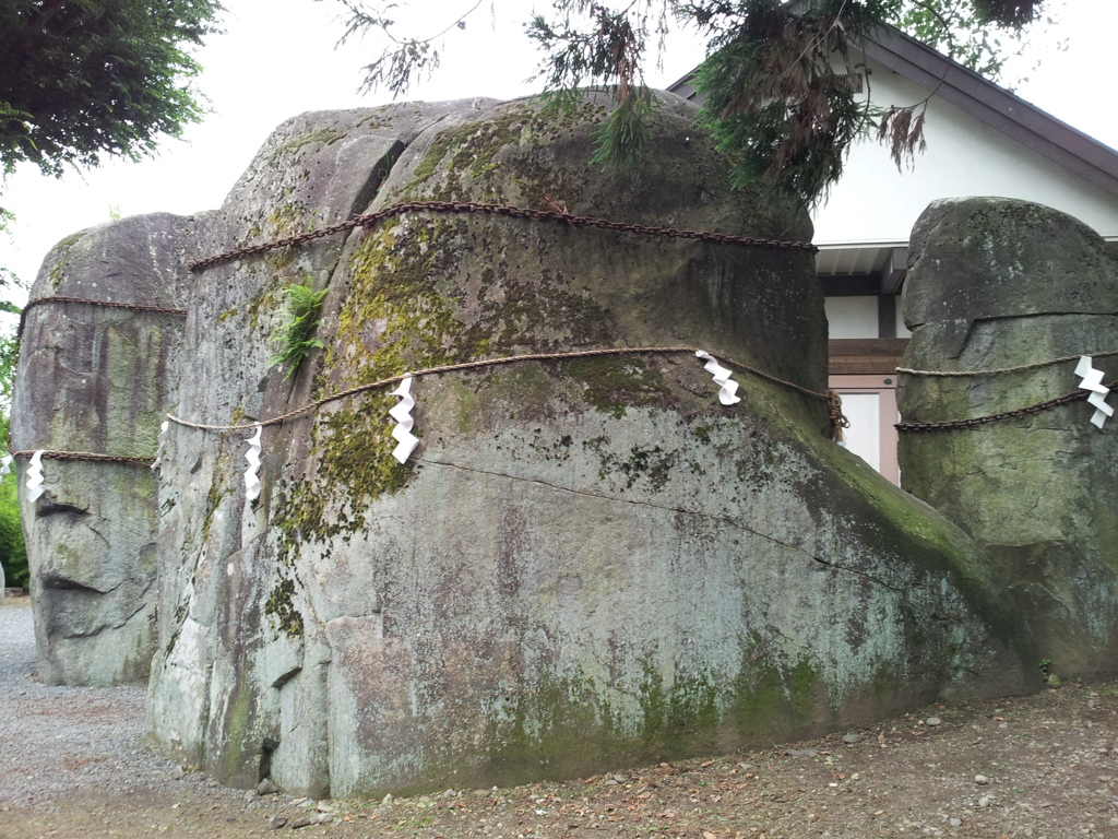 2016/07/16_三ツ石神社の岩