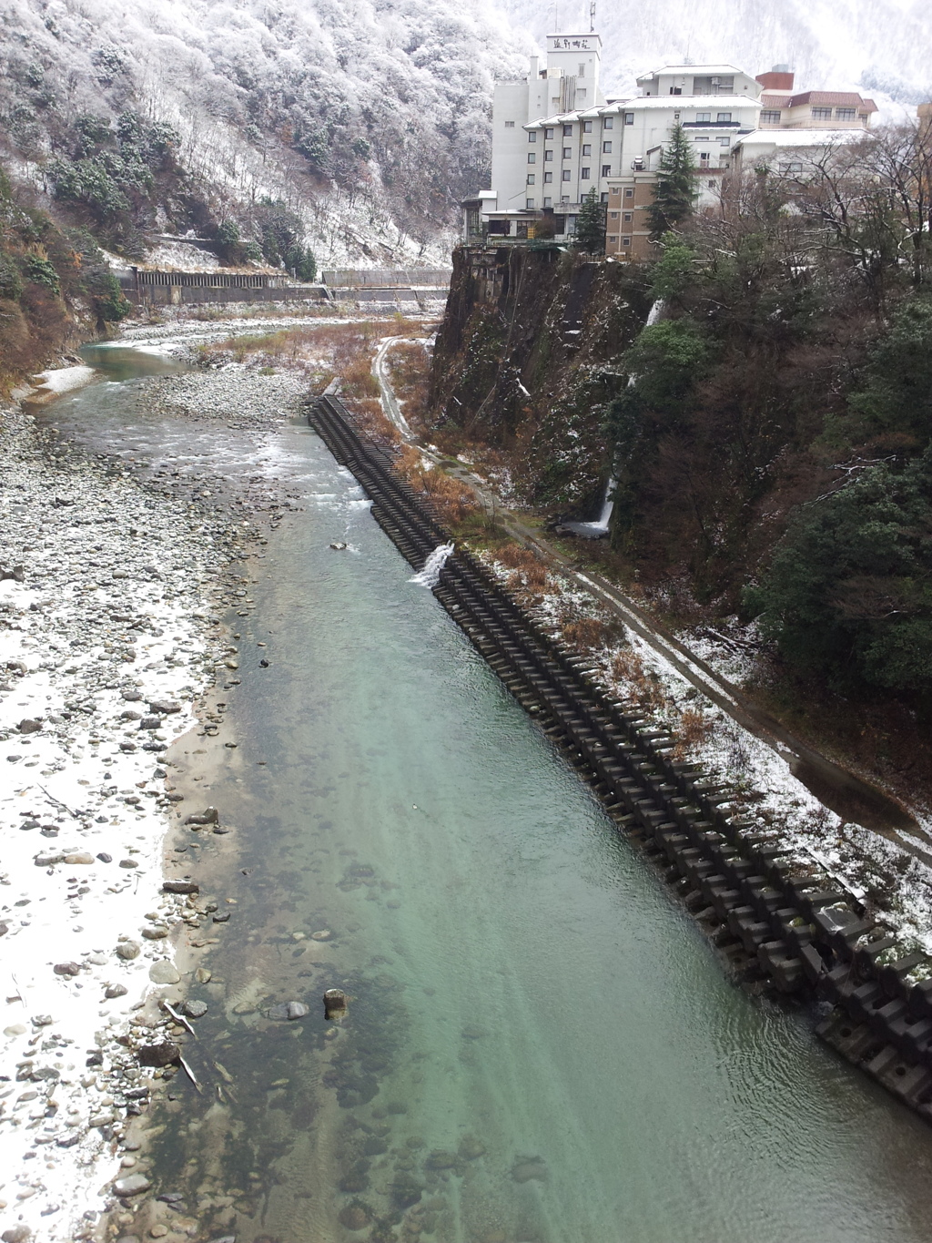 2016/12/10_想影橋から黒部川上流を望む