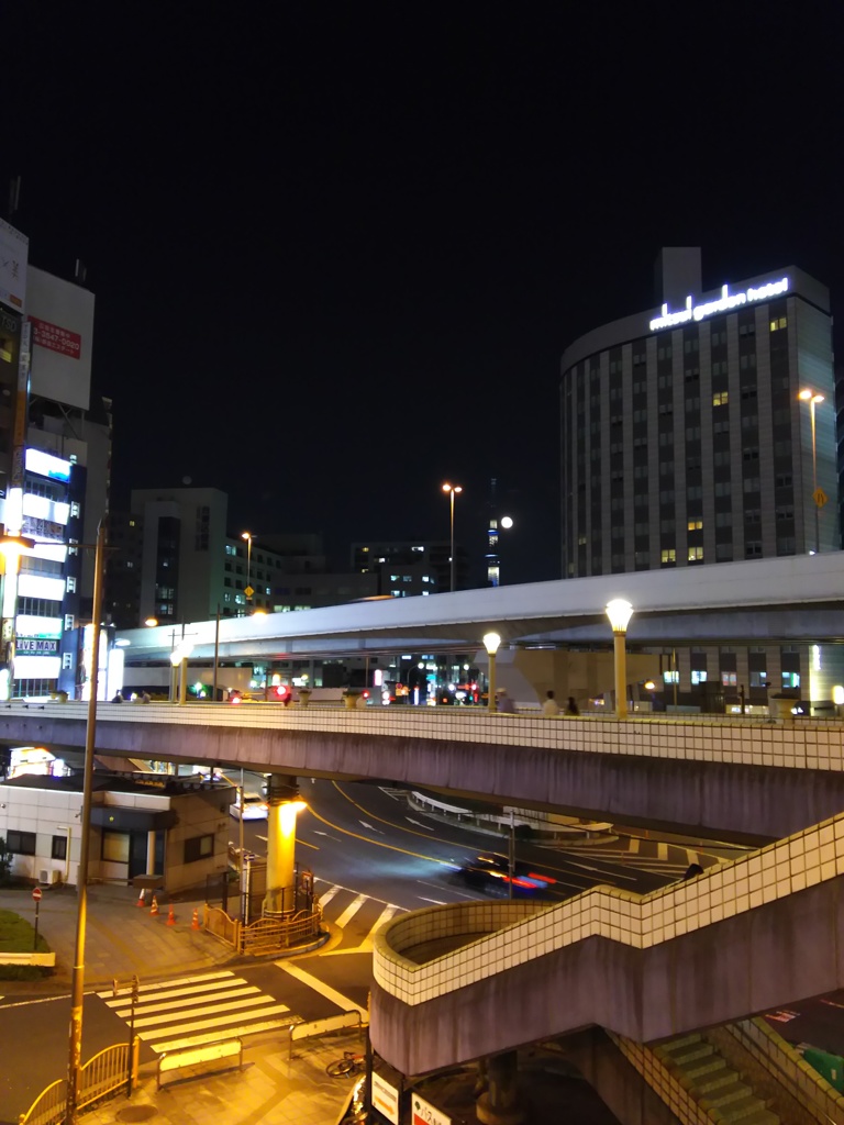 2017/09/08_上野駅前歩行者デッキからスカイツリーと月を望む