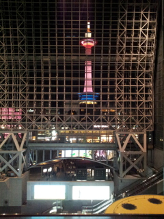 2019/04/12_京都駅 南広場から夜の京都タワーを望む