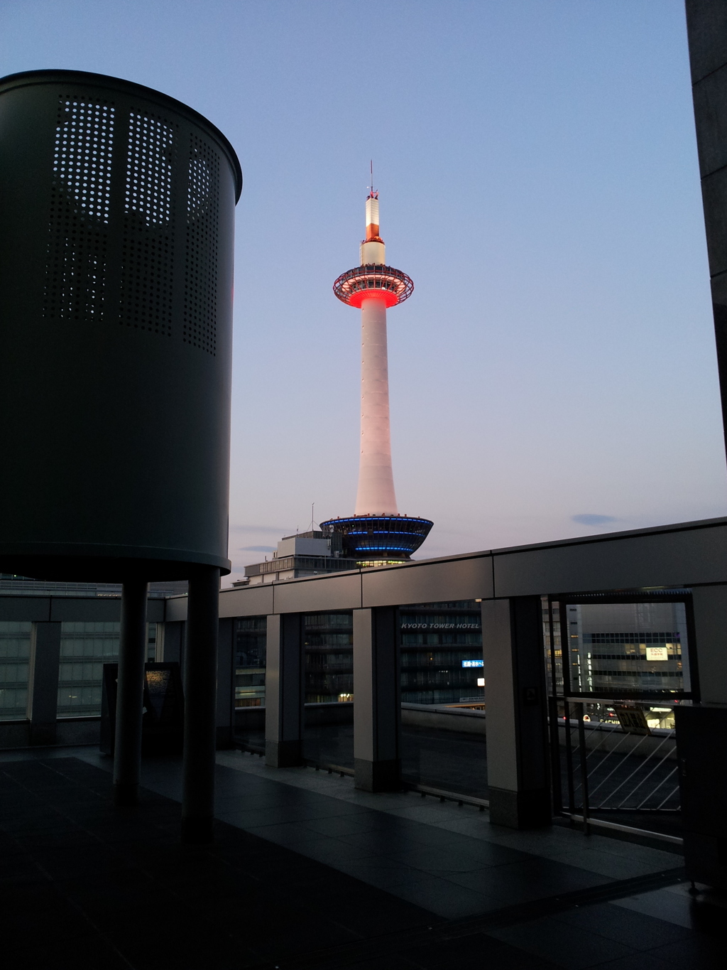 2019/04/12_京都駅 室町小路広場から京都タワーを望む