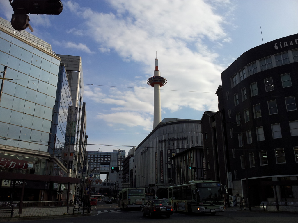 2019/04/12_烏丸七条交差点から京都タワーと京都駅を望む