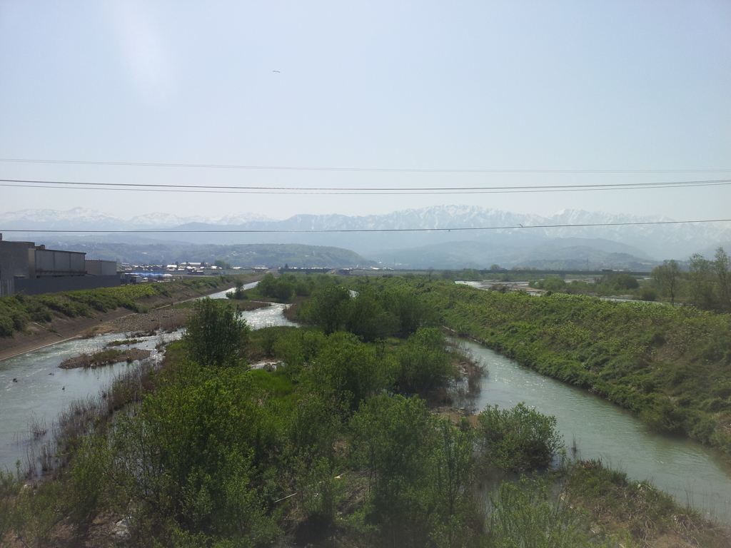 2018/04/21_富山地鉄から布施川と立山連峰を望む