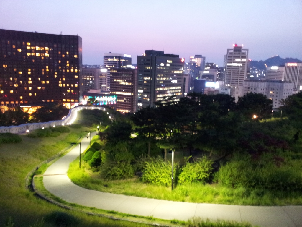 2017/06/17_南山公園から夕暮れのソウル市街を望む