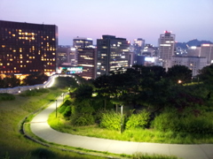 2017/06/17_南山公園から夕暮れのソウル市街を望む