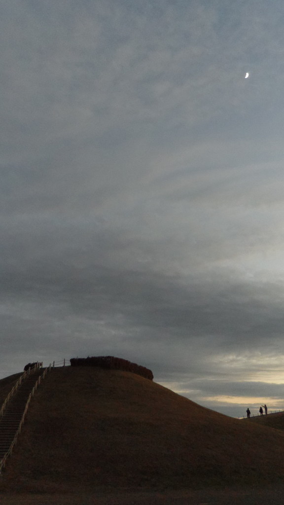 2013/12/08_夕暮れの稲荷山古墳と月