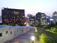 2017/06/17_南山公園から夕暮れのソウル市街を望む
