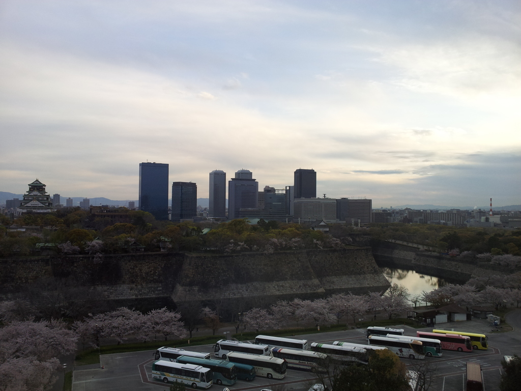 2019/04/12_宿から朝の大阪城公園を望む