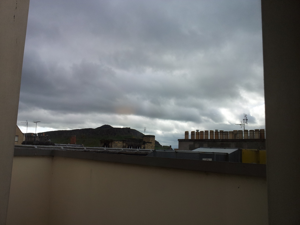 2016/05/21_ホテルの窓からソールズベリー・クラッグスを望む