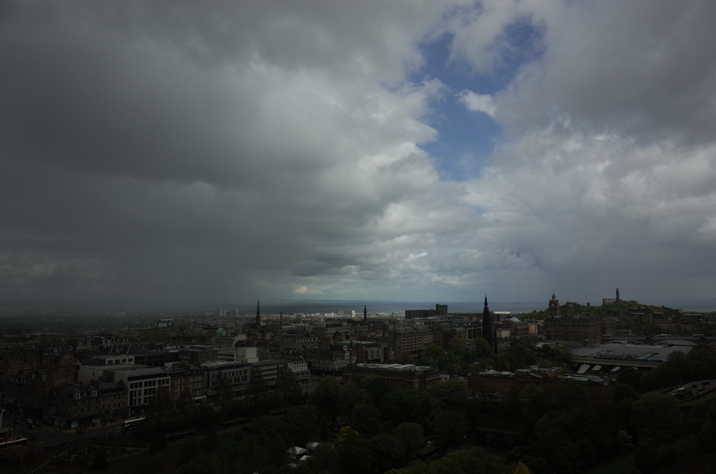 2016/05/21_エディンバラ城から新市街とフォース湾を望む