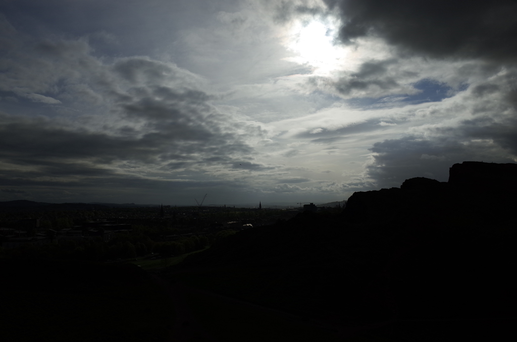 2016/05/20_アーサーズ・シートから旧市街とソールズベリー・クラッグス