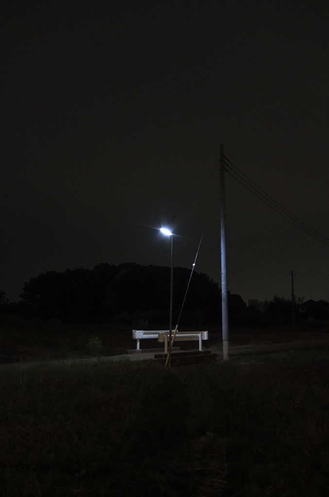 2014/05/05_夜の街灯とガードレール