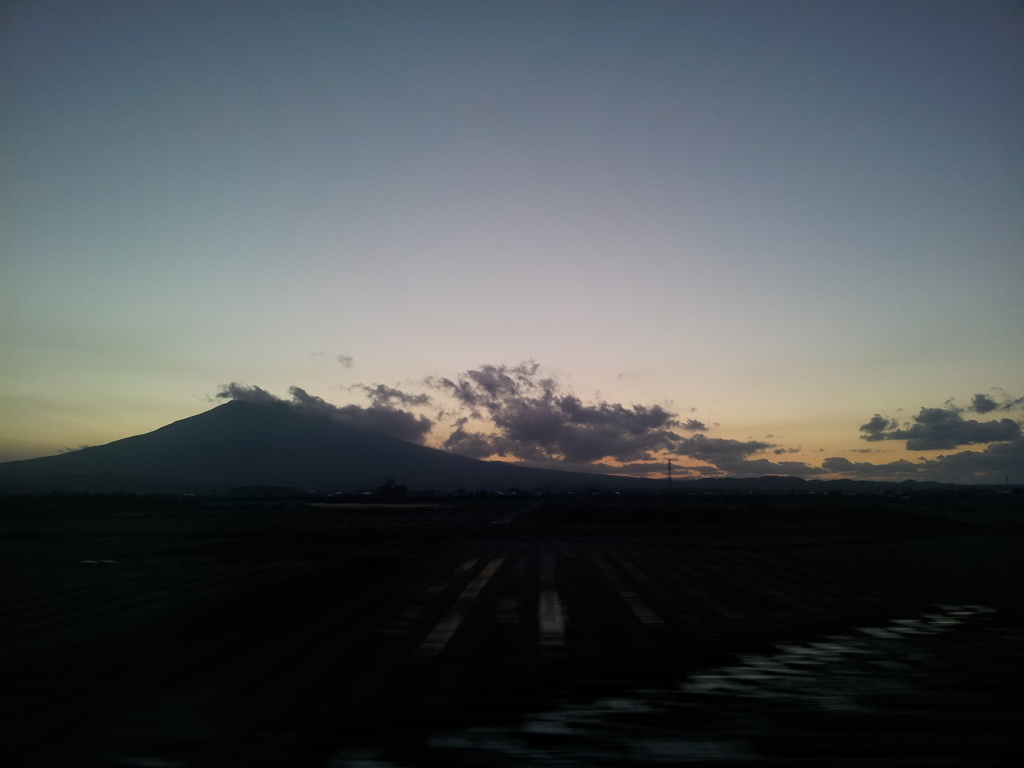 2016/11/13_リゾートしらかみから夕暮れの岩木山を望む