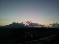 2016/11/13_リゾートしらかみから夕暮れの岩木山を望む
