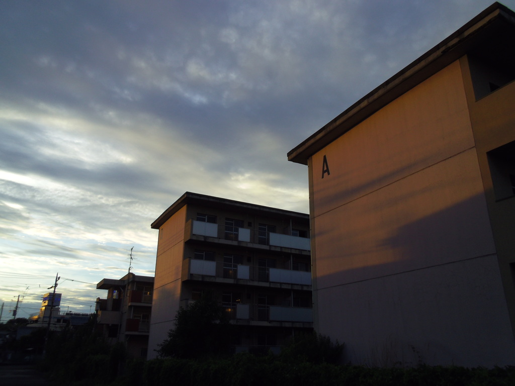 2017/07/01_夕暮れの誰もいない団地