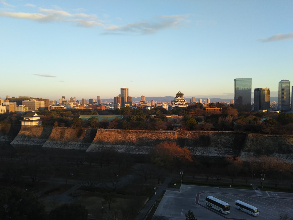 2017/12/13_宿から朝の大阪城公園を望む