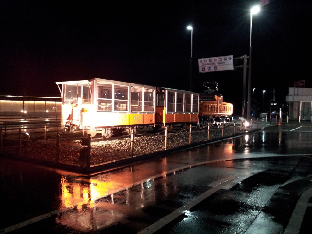 2017/01/11_夜、雨上がりの新黒部駅前トロッコ電車