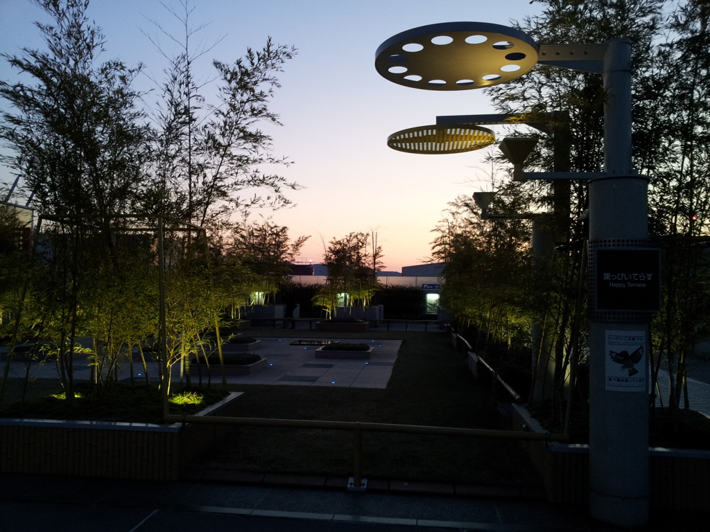 2019/04/12_夕暮れの京都駅 葉っぴいてらす