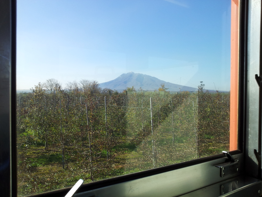 2016/11/14_五能線から岩木山を望む